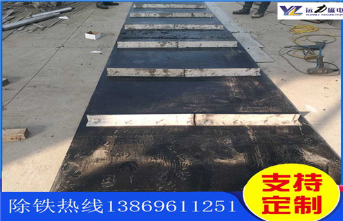 不銹鋼除鐵器皮帶廠家服務(wù)湖南皮帶懸掛式除鐵器，除鐵器卸鐵皮帶主要是安裝在各個型號的電磁、永磁自卸式除鐵器上，當(dāng)輸料皮帶上的散狀物料經(jīng)過自卸除鐵器底部時，混雜在物料中的鐵磁性雜質(zhì)在除鐵器磁芯強(qiáng)大的磁場力作用下被吸附到除鐵器卸鐵皮帶上，由不停運(yùn)轉(zhuǎn)的卸鐵皮帶將吸附住的鐵雜質(zhì)刮出，卸進(jìn)集鐵箱，從而達(dá)到自動連續(xù)除鐵的目的。無需人工清理，實(shí)現(xiàn)了自動化除鐵。  一、不銹鋼除鐵器皮帶廠家服務(wù)湖南皮帶懸掛式除鐵器選型指南：  1.提供卸鐵皮帶準(zhǔn)確的帶寬、周長及厚度。  2.了解清楚所需卸鐵皮帶為一次性成型的環(huán)帶還是帶接頭式的，其次確認(rèn)卸鐵刮板為膠條一體式刮板還是不銹鋼刮板。  注：一般情況下，除鐵器生產(chǎn)廠家在生產(chǎn)除鐵器時用的是一次性成型的環(huán)帶，但用戶在后期更換時，一次性成型的環(huán)帶不方便更換及安裝，需將除鐵器大拆大卸，套上卸鐵皮帶之后，然后重新組裝，更換非常麻煩。帶接頭式的卸鐵皮帶就很大程度上解決了這一問題，省去了拆裝除鐵器的過程，只需要將皮帶安裝之后在接頭處對接即可,省時省力，結(jié)實(shí)耐用。  二、不銹鋼除鐵器皮帶廠家服務(wù)湖南皮帶懸掛式除鐵器  除鐵器接通電源后，勵磁系統(tǒng)產(chǎn)生強(qiáng)大的磁場，當(dāng)輸送機(jī)械上的散狀物料經(jīng)過除鐵器下方時，混雜在物料中的鐵磁性雜物，在除鐵器磁場力作用下被不斷吸起(鐵磁性雜物重量為0.1-25kg)，吸附在除鐵器下表面上，當(dāng)需要除去吸附在除鐵器上的鐵磁性雜物時，可將除鐵器移至集鐵箱上方，切斷勵磁電源設(shè)備磁場消失，鐵磁性雜物在重力作用下掉入集鐵箱中。