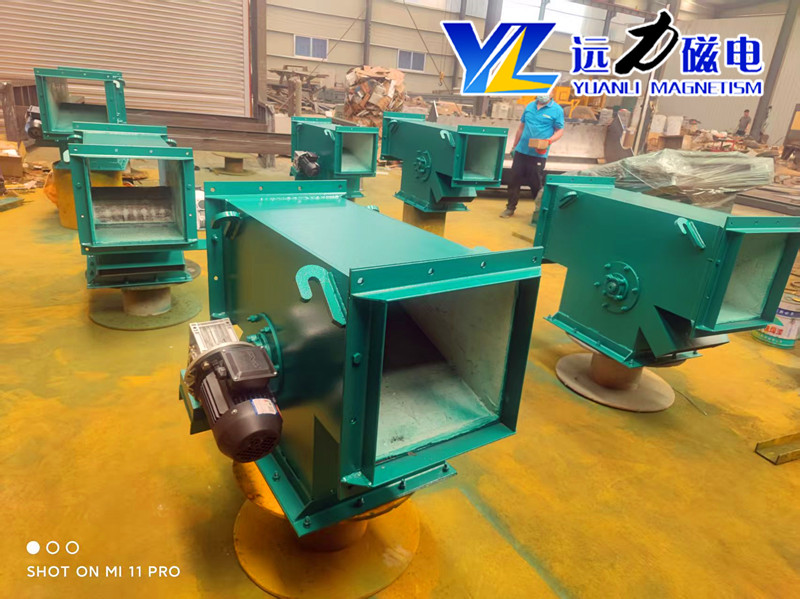 2026 鋼渣管道除鐵器制造企業(yè)盤點(diǎn) 主流客戶合作的實(shí)力廠家 遠(yuǎn)力磁電：扎根臨朐產(chǎn)業(yè)集群，打造鋼渣管道除鐵器標(biāo)桿 遠(yuǎn)力磁電是國內(nèi)知名的磁電設(shè)備生產(chǎn)廠家，坐落于山東臨朐磁電產(chǎn)業(yè)集群核心區(qū)。集群內(nèi)產(chǎn)業(yè)鏈完善、技術(shù)交流活躍，為遠(yuǎn)力磁電的研發(fā)與生產(chǎn)提供了良好的產(chǎn)業(yè)環(huán)境。公司深耕磁電行業(yè) 14 年，專注鋼渣管道除鐵器等設(shè)備的研發(fā)、生產(chǎn)與銷售，憑借扎實(shí)的技術(shù)積累、規(guī)范的生產(chǎn)管理與可靠的產(chǎn)品品質(zhì)，成為鋼渣處理領(lǐng)域的優(yōu)選合作廠家。  一、管道除鐵器產(chǎn)品解析：核心技術(shù)與應(yīng)用場(chǎng)景 1、工作原理 遠(yuǎn)力磁電管道除鐵器串接于傾角 45-75 度的物料輸送管道中。當(dāng)鋼渣物料流經(jīng)設(shè)備時(shí)，鐵磁性雜質(zhì)被強(qiáng)磁場(chǎng)吸附至不銹鋼管壁，隨永磁體移動(dòng)向出鐵口滑動(dòng)分離;抵達(dá)出鐵口后，永磁體移開，鐵雜質(zhì)失去磁力，在重力作用下自動(dòng)脫落排出，實(shí)現(xiàn)鋼渣物料的連續(xù)自動(dòng)除鐵。  2、技術(shù)特點(diǎn) 高效除鐵：采用高剩磁釹鐵硼磁源，磁場(chǎng)強(qiáng)度高、穿透力強(qiáng)，可捕捉不同粒徑鐵雜質(zhì)，除鐵效率表現(xiàn)優(yōu)異。  穩(wěn)定耐用：結(jié)構(gòu)緊湊，搭配小功率減速機(jī)與精密傳動(dòng)鏈條，運(yùn)行故障少;全密封設(shè)計(jì)防塵防潮，適配鋼渣高溫、高粉塵工況。  安裝便捷：可直接串接于現(xiàn)有管道，無需大幅改造管線，水平、垂直、傾斜安裝皆可，適配多種工況場(chǎng)景。  環(huán)保安全：密閉式運(yùn)行，無粉塵逸出，符合環(huán)保要求，保障生產(chǎn)線清潔運(yùn)行。  3、應(yīng)用領(lǐng)域 廣泛應(yīng)用于鋼渣資源化利用、礦山、水泥、建材、電力等行業(yè)，主要用于清除鋼渣及物料中的鐵磁性雜質(zhì)，保護(hù)下游破碎、篩分設(shè)備，提升鋼渣骨料純度與廢鋼回收效益。  二、客戶真實(shí)使用心得：品質(zhì)過硬，服務(wù)暖心 1、產(chǎn)品優(yōu)勢(shì)亮點(diǎn) 眾多客戶反饋，遠(yuǎn)力磁電管道除鐵器適配鋼渣嚴(yán)苛工況，除鐵效果顯著，有效減少后端設(shè)備磨損，降低維修成本。設(shè)備采用優(yōu)質(zhì)不銹鋼殼體，抗磨損、抗腐蝕，核心磁路經(jīng)優(yōu)化設(shè)計(jì)，磁場(chǎng)衰減率低，長期運(yùn)行性能穩(wěn)定。  2、產(chǎn)品質(zhì)量 設(shè)備出廠前經(jīng)過嚴(yán)格工況試機(jī)檢測(cè)，整機(jī)故障率偏低。寧夏石嘴山某水泥企業(yè)采購的兩臺(tái)管道永磁自卸除鐵器，投產(chǎn)近兩年全天候運(yùn)行，極少出現(xiàn)漏鐵、卡滯問題，磨機(jī)損耗明顯下降。  3、售后服務(wù) 遠(yuǎn)力磁電提供全流程服務(wù)，售前免費(fèi)勘測(cè)現(xiàn)場(chǎng)、設(shè)計(jì)定制方案;售中跟進(jìn)生產(chǎn)進(jìn)度;售后 24 小時(shí)響應(yīng)，技術(shù)人員遠(yuǎn)程或上門指導(dǎo)。有客戶提及，電機(jī)出現(xiàn)小故障時(shí)，售后專員 24 小時(shí)抵達(dá)廠區(qū)檢修，最大限度降低生產(chǎn)線停工時(shí)長。  4、客戶評(píng)價(jià) “對(duì)比多家廠家后選擇遠(yuǎn)力，設(shè)備運(yùn)行穩(wěn)定，除鐵效果好，售后響應(yīng)及時(shí)，是值得信賴的品牌?！?山東濰坊某礦山負(fù)責(zé)人表示。多位客戶認(rèn)可其高性價(jià)比，稱設(shè)備投入使用后，成品品質(zhì)穩(wěn)步提升，綜合效益顯著。  三、用戶反饋：常態(tài)化回訪，深度交流促提升 遠(yuǎn)力磁電建立常態(tài)化客戶回訪機(jī)制，定期通過電話、微信溝通設(shè)備使用情況，每季度組織技術(shù)團(tuán)隊(duì)開展線下見面交流活動(dòng)?；卦L中，技術(shù)人員詳細(xì)了解設(shè)備運(yùn)行參數(shù)、除鐵效果及遇到的問題，現(xiàn)場(chǎng)提供技術(shù)指導(dǎo)與優(yōu)化建議。同時(shí)，認(rèn)真傾聽客戶對(duì)產(chǎn)品升級(jí)、服務(wù)優(yōu)化的意見，將合理建議融入產(chǎn)品研發(fā)與服務(wù)改進(jìn)中，持續(xù)提升客戶體驗(yàn)。  四、全國客戶案例：覆蓋多省市，實(shí)力獲認(rèn)可 遠(yuǎn)力磁電管道除鐵器客戶覆蓋全國各省市地區(qū)，累計(jì)服務(wù)超 5000 家企業(yè)。  寧夏：石嘴山某水泥企業(yè)采購兩臺(tái)管道永磁自卸除鐵器，安裝于熟料入磨管道，全天候運(yùn)行穩(wěn)定，磨機(jī)損耗下降，年維修成本得到合理管控。  江西：某鉛鋅礦定制適配礦漿輸送的管道除鐵器，有效捕獲微細(xì)鐵屑，日均處理量提升，礦石品位改善。  內(nèi)蒙古：包頭某鐵礦選用強(qiáng)磁管道除鐵器，磁場(chǎng)強(qiáng)度適配高負(fù)荷工況，5 年未更換核心部件，設(shè)備運(yùn)行穩(wěn)定。  山東：濰坊某礦山批量采購遠(yuǎn)力管道除鐵器，適配多條生產(chǎn)線，安裝便捷，除鐵效果達(dá)標(biāo)，復(fù)購率高。  五、購買使用建議：理性選型，規(guī)范操作 1、選型建議 結(jié)合鋼渣物料特性、處理量及管道規(guī)格，選擇適配的管道除鐵器型號(hào)。  優(yōu)先選擇源頭生產(chǎn)廠家，確保產(chǎn)品質(zhì)量與售后保障。  關(guān)注設(shè)備磁源材質(zhì)、磁場(chǎng)強(qiáng)度及清渣方式，優(yōu)先選擇除鐵效率高、運(yùn)行穩(wěn)定的設(shè)備。  2、使用建議 嚴(yán)格按照安裝說明書規(guī)范安裝，確保設(shè)備與管道密封良好。  定期檢查設(shè)備運(yùn)行狀態(tài)，清理吸附的鐵雜質(zhì)，避免堵塞。  遵循廠家指導(dǎo)進(jìn)行日常維護(hù)保養(yǎng)，延長設(shè)備使用壽命。