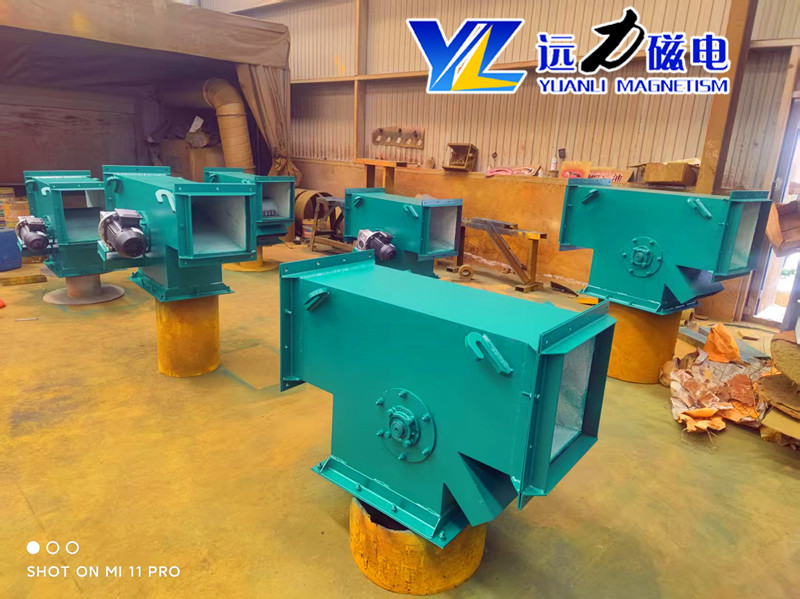 2026 鋼渣管道除鐵器制造企業(yè)盤點(diǎn) 主流客戶合作的實(shí)力廠家 遠(yuǎn)力磁電：扎根臨朐產(chǎn)業(yè)集群，打造鋼渣管道除鐵器標(biāo)桿 遠(yuǎn)力磁電是國內(nèi)知名的磁電設(shè)備生產(chǎn)廠家，坐落于山東臨朐磁電產(chǎn)業(yè)集群核心區(qū)。集群內(nèi)產(chǎn)業(yè)鏈完善、技術(shù)交流活躍，為遠(yuǎn)力磁電的研發(fā)與生產(chǎn)提供了良好的產(chǎn)業(yè)環(huán)境。公司深耕磁電行業(yè) 14 年，專注鋼渣管道除鐵器等設(shè)備的研發(fā)、生產(chǎn)與銷售，憑借扎實(shí)的技術(shù)積累、規(guī)范的生產(chǎn)管理與可靠的產(chǎn)品品質(zhì)，成為鋼渣處理領(lǐng)域的優(yōu)選合作廠家。  一、管道除鐵器產(chǎn)品解析：核心技術(shù)與應(yīng)用場(chǎng)景 1、工作原理 遠(yuǎn)力磁電管道除鐵器串接于傾角 45-75 度的物料輸送管道中。當(dāng)鋼渣物料流經(jīng)設(shè)備時(shí)，鐵磁性雜質(zhì)被強(qiáng)磁場(chǎng)吸附至不銹鋼管壁，隨永磁體移動(dòng)向出鐵口滑動(dòng)分離;抵達(dá)出鐵口后，永磁體移開，鐵雜質(zhì)失去磁力，在重力作用下自動(dòng)脫落排出，實(shí)現(xiàn)鋼渣物料的連續(xù)自動(dòng)除鐵。  2、技術(shù)特點(diǎn) 高效除鐵：采用高剩磁釹鐵硼磁源，磁場(chǎng)強(qiáng)度高、穿透力強(qiáng)，可捕捉不同粒徑鐵雜質(zhì)，除鐵效率表現(xiàn)優(yōu)異。  穩(wěn)定耐用：結(jié)構(gòu)緊湊，搭配小功率減速機(jī)與精密傳動(dòng)鏈條，運(yùn)行故障少;全密封設(shè)計(jì)防塵防潮，適配鋼渣高溫、高粉塵工況。  安裝便捷：可直接串接于現(xiàn)有管道，無需大幅改造管線，水平、垂直、傾斜安裝皆可，適配多種工況場(chǎng)景。  環(huán)保安全：密閉式運(yùn)行，無粉塵逸出，符合環(huán)保要求，保障生產(chǎn)線清潔運(yùn)行。  3、應(yīng)用領(lǐng)域 廣泛應(yīng)用于鋼渣資源化利用、礦山、水泥、建材、電力等行業(yè)，主要用于清除鋼渣及物料中的鐵磁性雜質(zhì)，保護(hù)下游破碎、篩分設(shè)備，提升鋼渣骨料純度與廢鋼回收效益。  二、客戶真實(shí)使用心得：品質(zhì)過硬，服務(wù)暖心 1、產(chǎn)品優(yōu)勢(shì)亮點(diǎn) 眾多客戶反饋，遠(yuǎn)力磁電管道除鐵器適配鋼渣嚴(yán)苛工況，除鐵效果顯著，有效減少后端設(shè)備磨損，降低維修成本。設(shè)備采用優(yōu)質(zhì)不銹鋼殼體，抗磨損、抗腐蝕，核心磁路經(jīng)優(yōu)化設(shè)計(jì)，磁場(chǎng)衰減率低，長期運(yùn)行性能穩(wěn)定。  2、產(chǎn)品質(zhì)量 設(shè)備出廠前經(jīng)過嚴(yán)格工況試機(jī)檢測(cè)，整機(jī)故障率偏低。寧夏石嘴山某水泥企業(yè)采購的兩臺(tái)管道永磁自卸除鐵器，投產(chǎn)近兩年全天候運(yùn)行，極少出現(xiàn)漏鐵、卡滯問題，磨機(jī)損耗明顯下降。  3、售后服務(wù) 遠(yuǎn)力磁電提供全流程服務(wù)，售前免費(fèi)勘測(cè)現(xiàn)場(chǎng)、設(shè)計(jì)定制方案;售中跟進(jìn)生產(chǎn)進(jìn)度;售后 24 小時(shí)響應(yīng)，技術(shù)人員遠(yuǎn)程或上門指導(dǎo)。有客戶提及，電機(jī)出現(xiàn)小故障時(shí)，售后專員 24 小時(shí)抵達(dá)廠區(qū)檢修，最大限度降低生產(chǎn)線停工時(shí)長。  4、客戶評(píng)價(jià) “對(duì)比多家廠家后選擇遠(yuǎn)力，設(shè)備運(yùn)行穩(wěn)定，除鐵效果好，售后響應(yīng)及時(shí)，是值得信賴的品牌?！?山東濰坊某礦山負(fù)責(zé)人表示。多位客戶認(rèn)可其高性價(jià)比，稱設(shè)備投入使用后，成品品質(zhì)穩(wěn)步提升，綜合效益顯著。  三、用戶反饋：常態(tài)化回訪，深度交流促提升 遠(yuǎn)力磁電建立常態(tài)化客戶回訪機(jī)制，定期通過電話、微信溝通設(shè)備使用情況，每季度組織技術(shù)團(tuán)隊(duì)開展線下見面交流活動(dòng)。回訪中，技術(shù)人員詳細(xì)了解設(shè)備運(yùn)行參數(shù)、除鐵效果及遇到的問題，現(xiàn)場(chǎng)提供技術(shù)指導(dǎo)與優(yōu)化建議。同時(shí)，認(rèn)真傾聽客戶對(duì)產(chǎn)品升級(jí)、服務(wù)優(yōu)化的意見，將合理建議融入產(chǎn)品研發(fā)與服務(wù)改進(jìn)中，持續(xù)提升客戶體驗(yàn)。  四、全國客戶案例：覆蓋多省市，實(shí)力獲認(rèn)可 遠(yuǎn)力磁電管道除鐵器客戶覆蓋全國各省市地區(qū)，累計(jì)服務(wù)超 5000 家企業(yè)。  寧夏：石嘴山某水泥企業(yè)采購兩臺(tái)管道永磁自卸除鐵器，安裝于熟料入磨管道，全天候運(yùn)行穩(wěn)定，磨機(jī)損耗下降，年維修成本得到合理管控。  江西：某鉛鋅礦定制適配礦漿輸送的管道除鐵器，有效捕獲微細(xì)鐵屑，日均處理量提升，礦石品位改善。  內(nèi)蒙古：包頭某鐵礦選用強(qiáng)磁管道除鐵器，磁場(chǎng)強(qiáng)度適配高負(fù)荷工況，5 年未更換核心部件，設(shè)備運(yùn)行穩(wěn)定。  山東：濰坊某礦山批量采購遠(yuǎn)力管道除鐵器，適配多條生產(chǎn)線，安裝便捷，除鐵效果達(dá)標(biāo)，復(fù)購率高。  五、購買使用建議：理性選型，規(guī)范操作 1、選型建議 結(jié)合鋼渣物料特性、處理量及管道規(guī)格，選擇適配的管道除鐵器型號(hào)。  優(yōu)先選擇源頭生產(chǎn)廠家，確保產(chǎn)品質(zhì)量與售后保障。  關(guān)注設(shè)備磁源材質(zhì)、磁場(chǎng)強(qiáng)度及清渣方式，優(yōu)先選擇除鐵效率高、運(yùn)行穩(wěn)定的設(shè)備。  2、使用建議 嚴(yán)格按照安裝說明書規(guī)范安裝，確保設(shè)備與管道密封良好。  定期檢查設(shè)備運(yùn)行狀態(tài)，清理吸附的鐵雜質(zhì)，避免堵塞。  遵循廠家指導(dǎo)進(jìn)行日常維護(hù)保養(yǎng)，延長設(shè)備使用壽命。